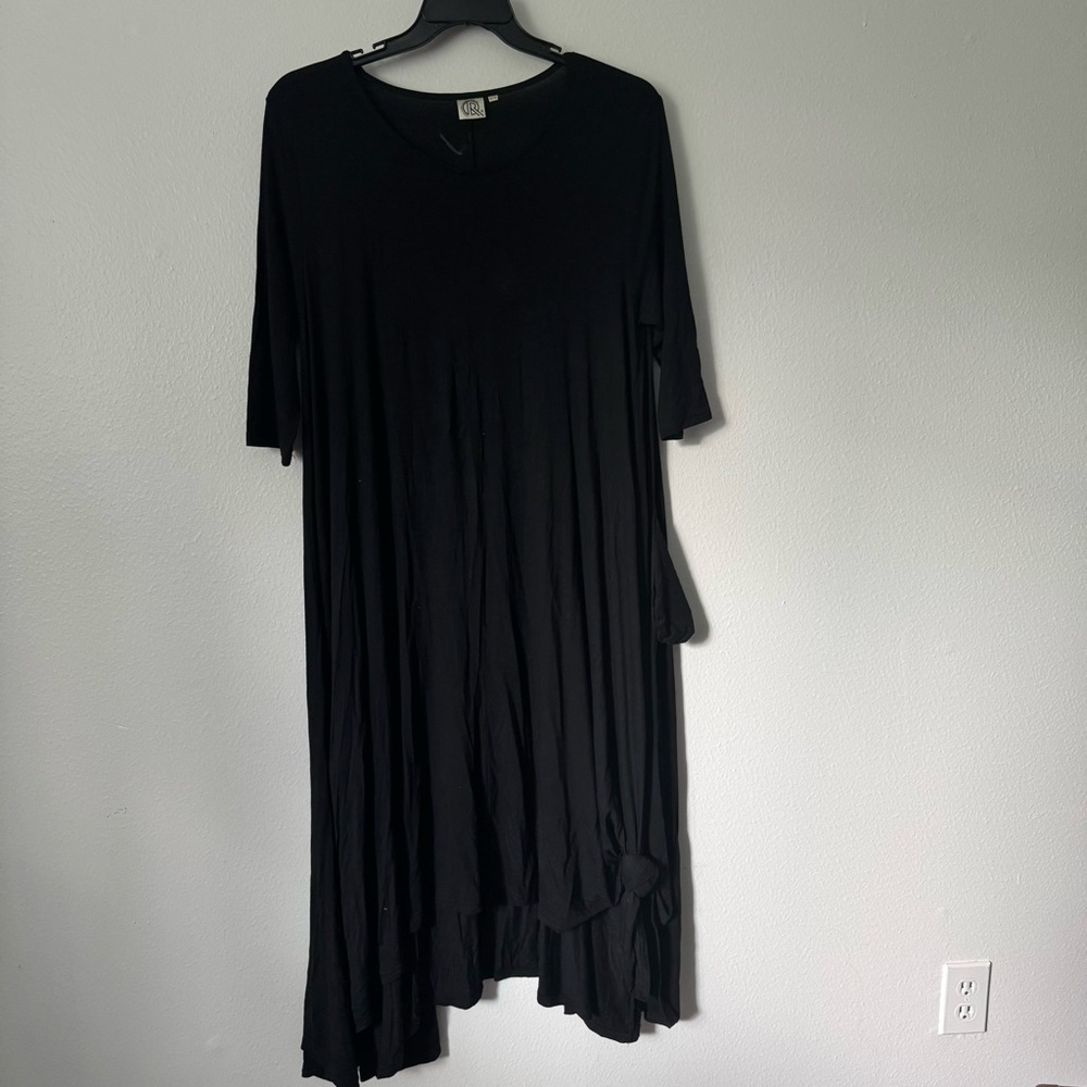 Chic Black Midi Dress with Pockets - One Size $25
